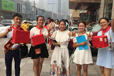 <b>老战友地热向大连市福利院进行爱心募捐</b>