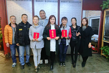 <b>老战友地热公司领导对金九银十销售前三名进行</b>